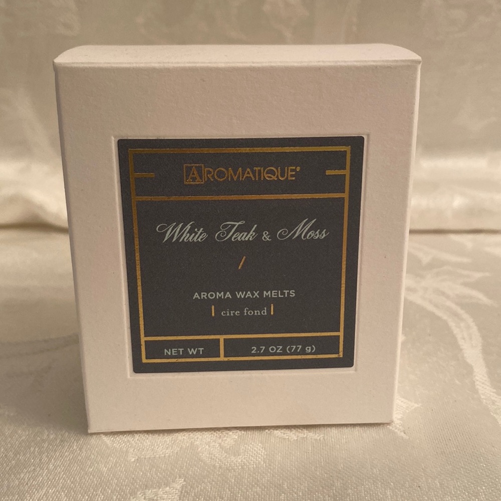 *NIB* WHITE TEAK AND MOSS AROMA WAX MELTS